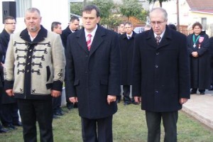 Azért, mert a diplomásoknak büdös volt a proletárdiktatúra. Azért, mert a diplomásoknak büdös volt a proletárdiktatúra.