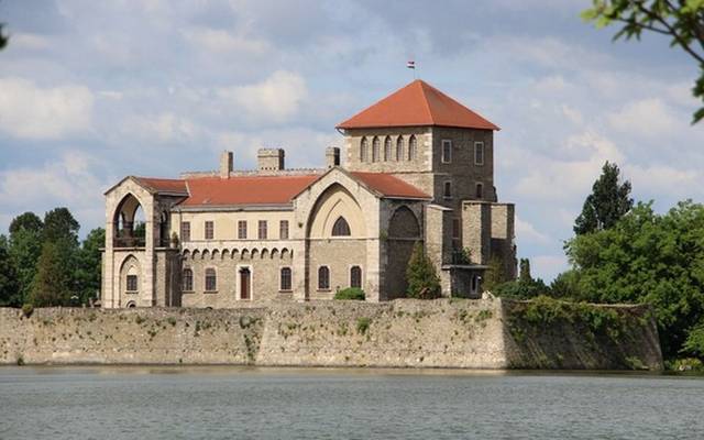 Zsigmond király építtette az Öreg-tó partján álló romantikus várat. Mátyás király kedvenc pihenőhelye is volt. Hol található?