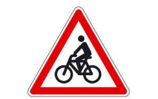 Az "Egyéb veszély, kerékpárosok" -  jelzésű táblán, melyik irányba halad a kerékpáros?