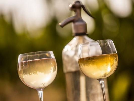 Mi a neve annak a fröccsnek, amely 1 dl borból és 1 dl szódából áll? (Fotó: kocsma.blog.hu)