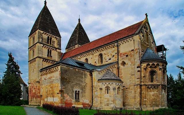 Melyik magyarországi román templom látható a képen?