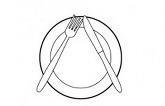 Mi a jelentése annak, ha így áll a tányéron a kés és a villa?