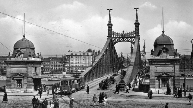 Melyik budapesti híd régi fotója ez?   (Fotó: Fortepan, Pesti Brúnó, 1928-as felvétel)