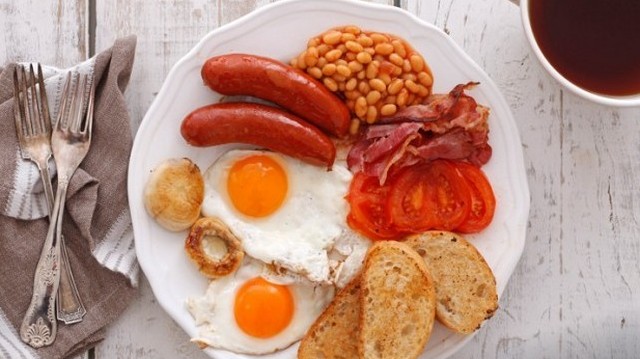 Ez egy tipikus .... reggeli? (Babkonzerv, csiperkegomba, paradicsom, tojás, sült kolbász, bacon, pirítós)