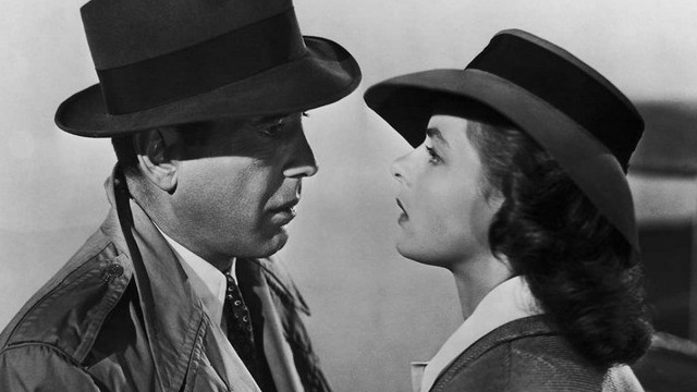 Oscar-díjas amerikai színész, 1899. 12. 25-én született New York-ban. A Casablanca, A máltai sólyom, Afrika királynője című filmek főszereplője. Ki ő?