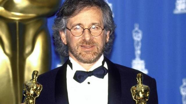 1946. december 18-án született. Oscar-díjas amerikai filmrendező, producer. Ismertebb filmjei: E. T., a földönkívüli, Indiana Jones és a végzet temploma, Jurassic Park, Schindler listája. Ki ő?