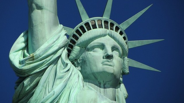 Függetlenségének százéves évfordulója alkalmából, melyik államtól kapta az USA a Szabadság-szobrot?