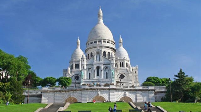 A Sacré Cœur-bazilika, vagyis a Szent Szív-bazilika egy párizsi római katolikus templom. A román és bizánci hatásokat magán viselő bazilika a város legmagasabb pontján, a Montmartre-on áll.
