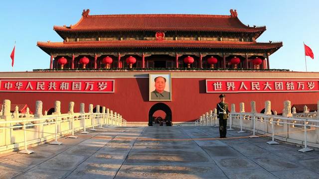 A Mennyei béke tere vagy Tienanmen tér egy hatalmas tér Peking központjának közelében. 440 000 m²-es területével a világ legnagyobb tere. (Wikipédia)