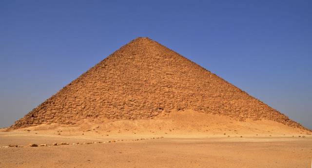 Melyik Fáraó építette, az első "tökéletes" formájú piramist?