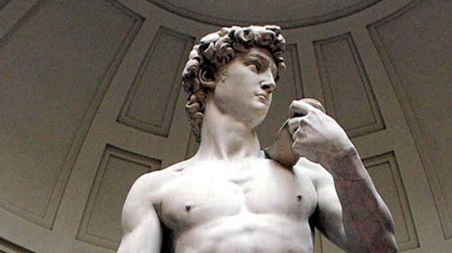 Dávid szobra eredetileg Firenze történelmi központjában állt 1873-ig, ekkor helyezték át jelenlegi helyére, a Galleria dell'Accademia erre a célra készült termébe.