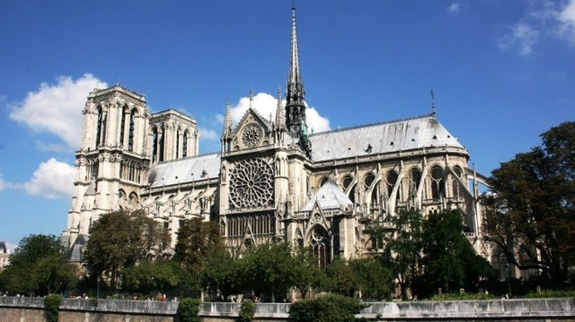 Melyik városban van a Notre-Dame-székesegyház?