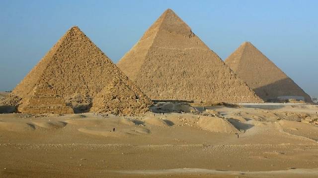 Melyik fáraó nevét viseli a világ legnagyobb piramisa?