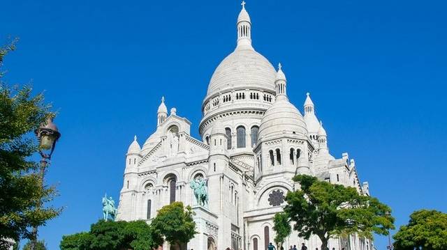 Melyik nagyvárosban található a város legmagasabb pontján (129 méter), a Montmartre-on álló - a képen látható - Sacre Coeur-bazilika?