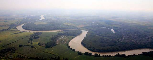 Szeged melyik folyó mellett található?
