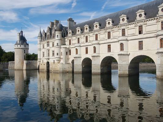 Orleans, francia város melyik folyó mellett található?