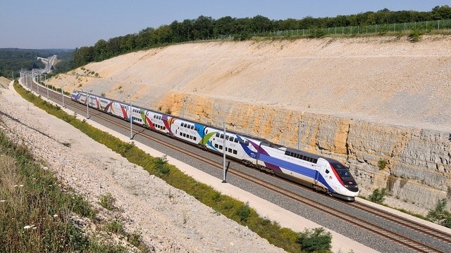 Nagyjából mekkora sebességgel közlekednek a francia TGV vonatok?