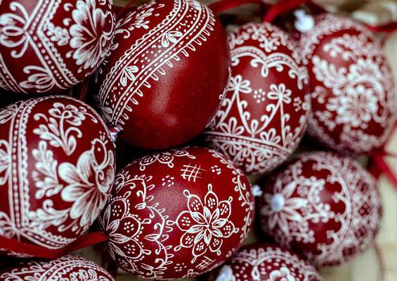 Minek a szimbóluma a tojás pirosra festése húsvétkor?