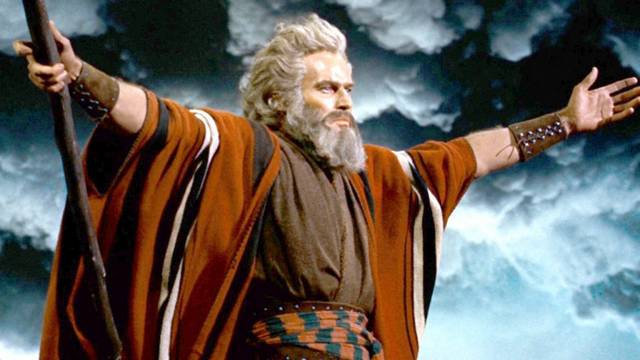 Hány kőtáblán volt a Tízparancsolat Mózesnél?