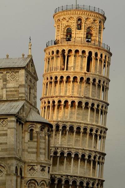 Hány métert tért el, az évszázadok alatt,  a függőleges tengelytől a Pisai ferde torony?