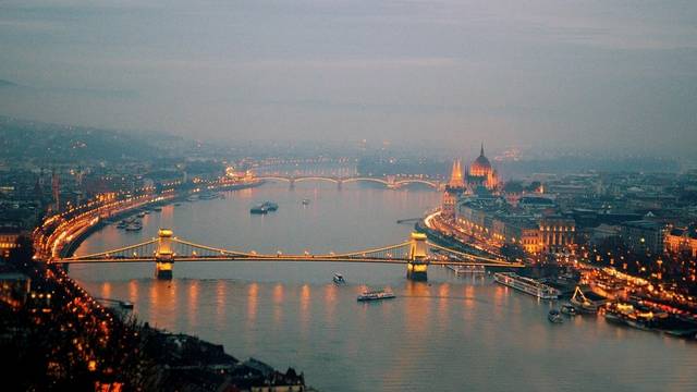 A Duna a világ „legnemzetközibb” folyója; 10 országon halad át, négy fővárost is érint. A felsoroltak közül, melyik fővároson nem folyik keresztül?
