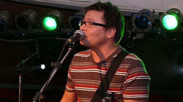 Az alternatívrock-zenekar, a Kiscsillag egyik alapító tagja, Kossuth-díjas magyar zenész, énekes.