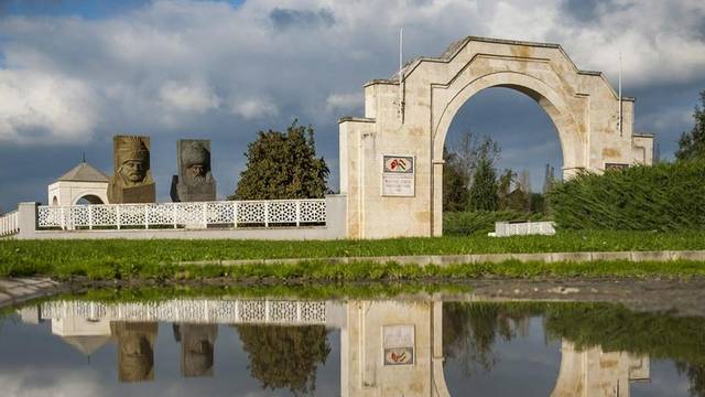Melyik városunkban emeltek köztéri szobrot Szulejmán emlékére?