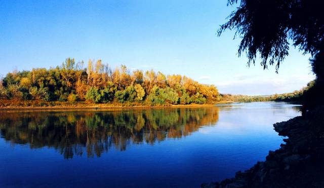 Melyik folyó szerepel még Petőfi, Tisza című versében?