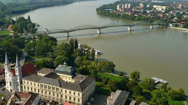 Kinek a nevét viseli az esztergomi Duna-híd?