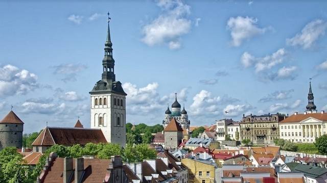 Az EU tagja, fővárosa Tallinn. 1991 augusztusában kiléptek a Szovjetunióból, így nem tekinthető utódállamnak. Melyik állam ez?