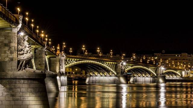 A teljes magyarországi Duna-szakaszon a Széchenyi lánchíd volt az első. Melyik híd volt a második állandó Duna híd, mely 1872 és 1876 között épült, szintén Budapesten?