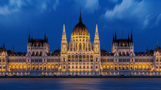 Mi az, ami szabályozza Magyarország jogrendjét, az állampolgárok alapvető jogait és kötelezettségeit, valamint meghatározza az államszervezetre vonatkozó alapvető szabályokat?