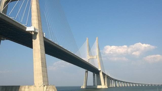 Lisszabonban található Európa leghosszabb hídja. Kiről nevezték el 17,2 km hosszú építményt?