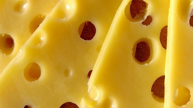 Melyik sajt, eredetileg svájci az alábbiak közül?