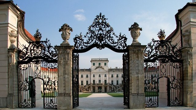 Hol található az Esterházy-kastély?