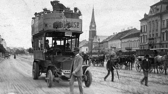 Az 1915-ben készült fotón egy városnéző emeletes autóbusz látható, vajon hol készült a fotó?