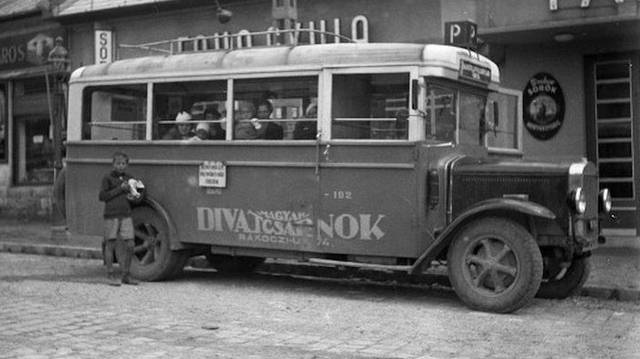 Az 1940-nen készült fotón látható autóbusz a Hűvösvölgy – Pilisvörösvár – Óbuda útvonalon közlekedett. Vajon melyik cég, vállalat üzemeltette ezt a járatot?