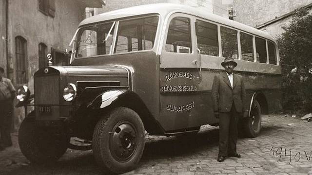 Az 1940-nen készült fotón látható autóbusz járat Kőbánya, Részvény sörfőző és Rákoshegy végállomások között közlekedett. Vajon melyik cég, vállalat üzemeltette ezt a járatot?