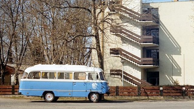 Az 1979-es kép a balatoni üdülő előtt parkoló Robur márkájú buszról készül. Hol gyártották ezt az autóbuszt?