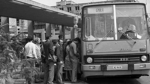 A képen látható az Ikarus Karosszéria- és Járműgyár legsikeresebb, és világszerte használt elővárosi-csuklós autóbusza, az Ikarus 280. Ezt a típust 1973 és 2002 között gyártották. Vajon hány darabot?
