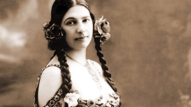 Hol dolgozott táncosnőként Mata Hari (1876-1917), aki az első világháború idején német-francia kettős ügynök volt?
