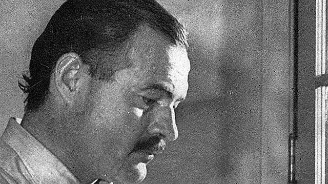 Mivel foglalkozik Santiago, Hemingway hőse?
