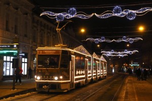 Advent - Fényfüzérekkel feldíszített villamos Miskolcon