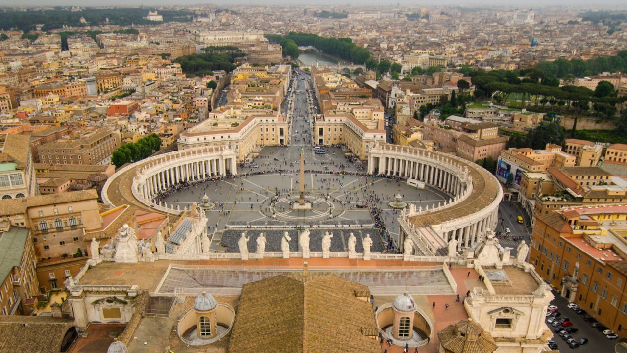 Ki festette a Vatikán központi kápolnájának mennyezetfreskóit?