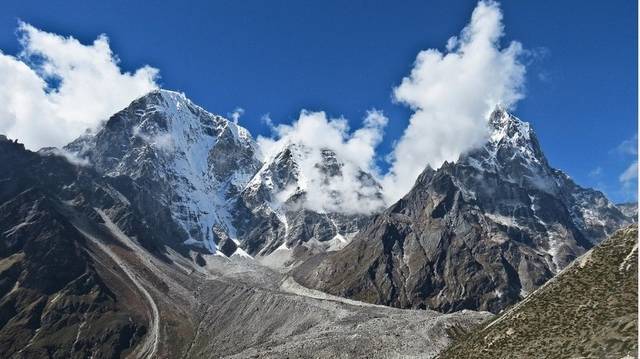 Melyik két ország határán található a Mount Everest?