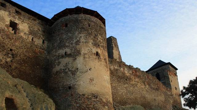 A néphagyomány szerint a nevét egy Bodó nevű aszalómesterről kapta, aki IV. Bélát menekítette meg az üldöző tatárok elől. Melyik ez a vár?