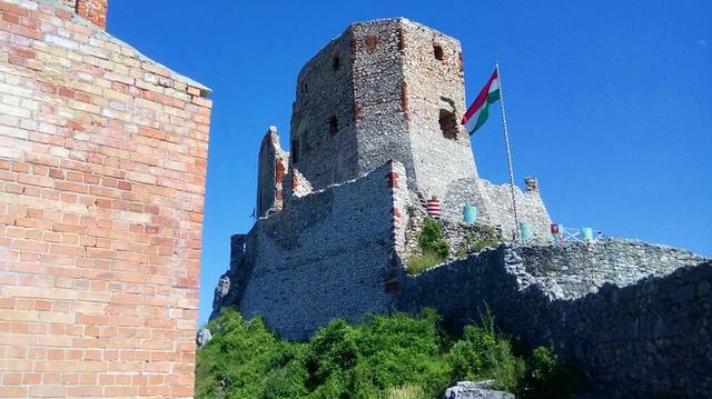 A mai felső vár helyén állhatott a Jakab kardhordozó által építtetett Árpád-kori vár, de ezzel egykorú leletanyag az alsó várban is előkerült. Melyik várunkról van szó?