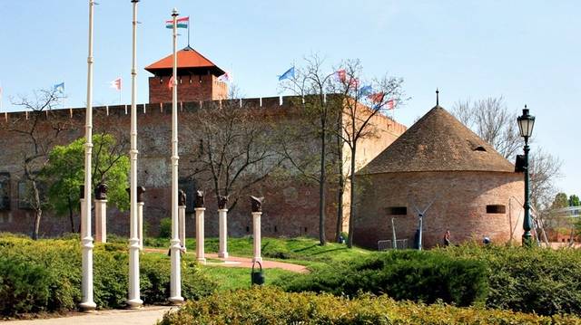 Az egykori Magyar Királyság alföldi vidékeinek egyetlen, épen megmaradt síkvidéki gótikus téglavára, amely a 16. századtól meghatározó végvára volt az országnak. Te is tudod melyik ez a vár, ugye?