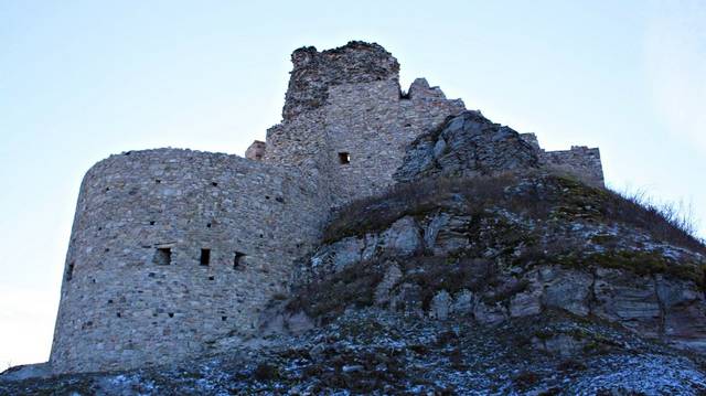 A vár első hiteles említése 1307-ből származik, amikor feltételezhető építtetője, Aba Amadé állított itt ki oklevelet. Melyik vár ez?