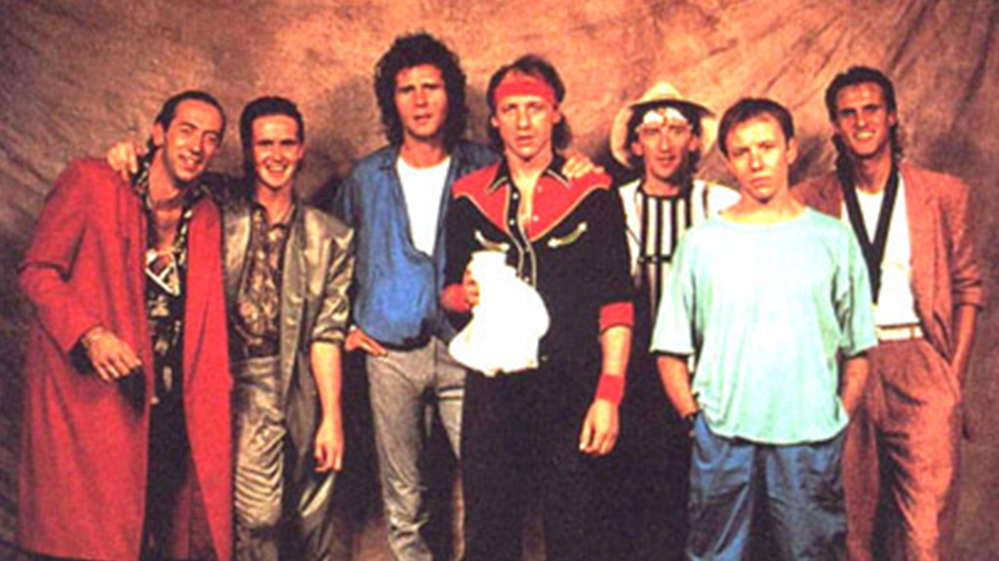 Brit rockegyüttes (1977-1993), melyet Mark Knopfler alapított. Több mint 120 millió lemezt adtak el. Legnagyobb slágereik: Sultan of Swing, Money for Nothing, Walk of Life, Romeo and Juliet.